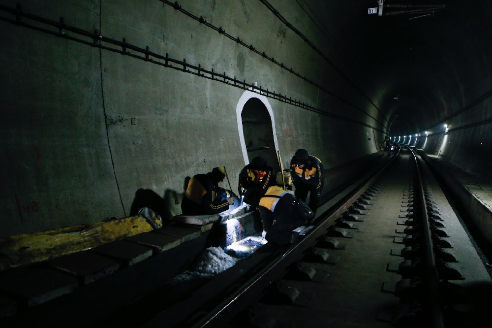 肇东铁路运营隧道病害现状